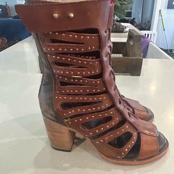 Freebird by Steven Shoes - Freebird Lotus Brown Leather Sandals w Studded Detail Size 9, NWOT